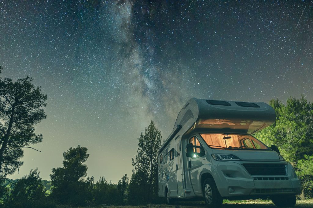 Wohnmobil unter dem Sternenhimmel