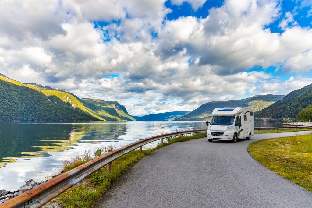 Wohnmobil mit Blick auf einen See