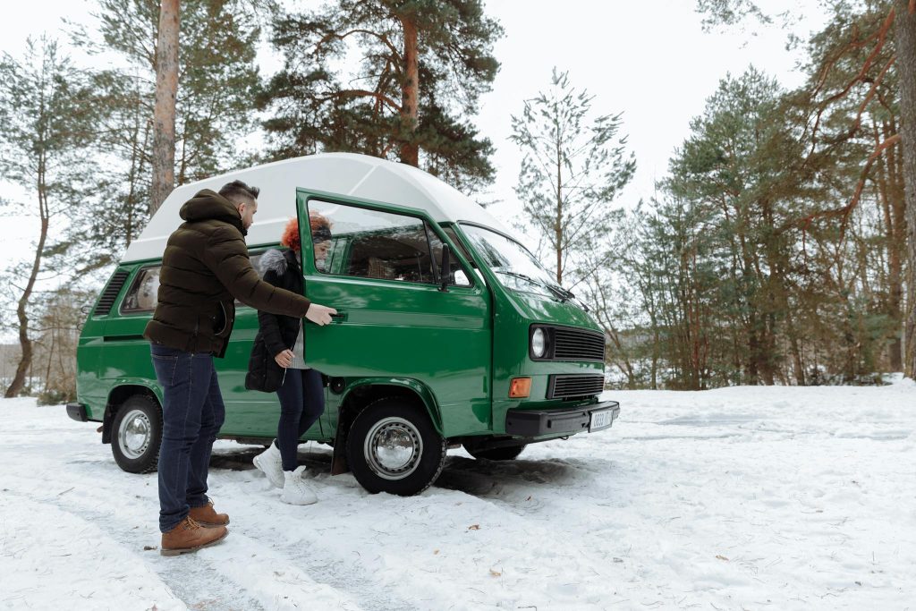 Wohnmobil auf verschneiter Straße