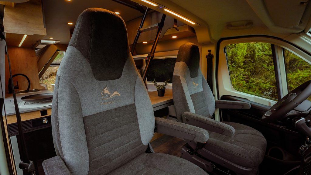 Wohn- und Schlafbereich im Camperfuchs Edition Wohnmobil (Robeta)