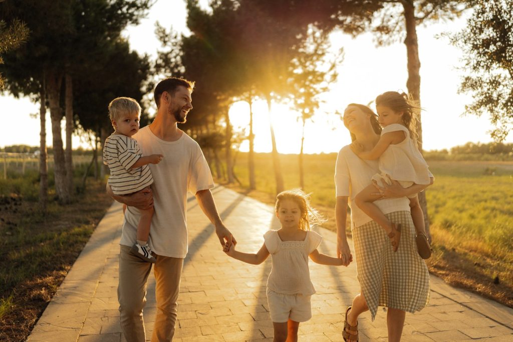 Familie mit zwei Kindern im Abendlicht